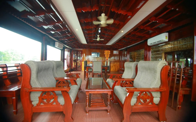 OYO 13525 HouseBoat My Trip Deluxe 3 BHK Private