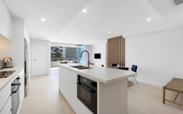 Luxury 2BR Palm Beach Apartment