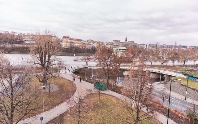 Exclusive Riverside Apartment In Heart Of Prague