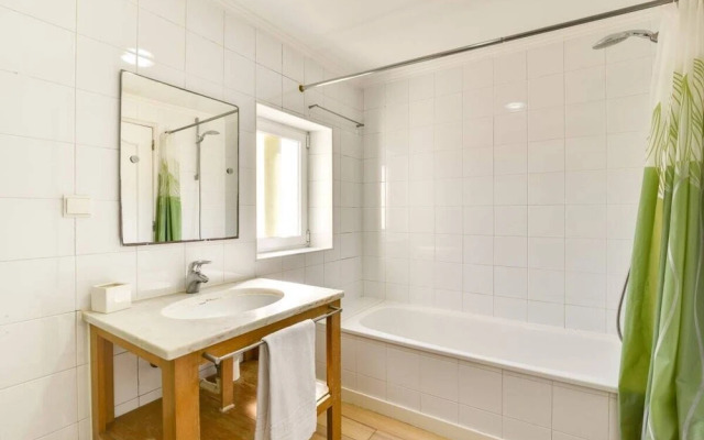 Amazing 3 Bdr Apartment w Lisbon View in Santos, Lisbon