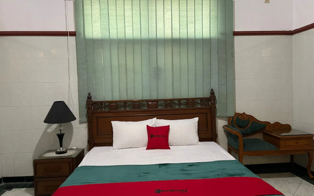 RedDoorz Syariah @ Karang Pilang