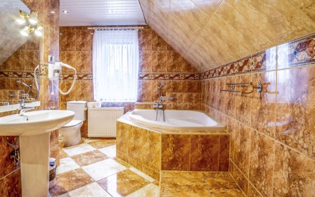 House Lena Kowary