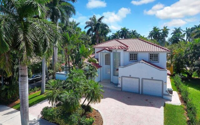 Beautiful Hollywood Beach 4 BR Home W Heated Pool