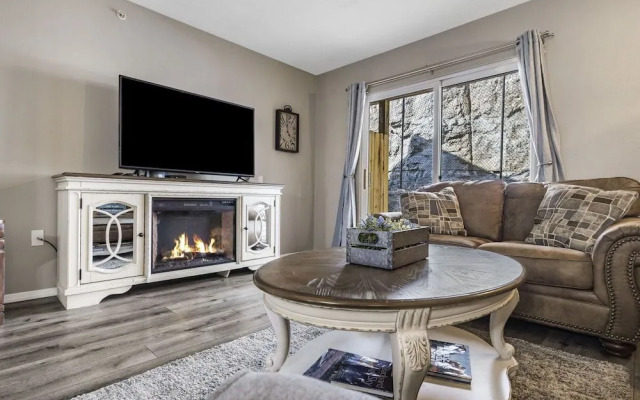 Ozark Overlook - Private Patio & Minutes to Attractions