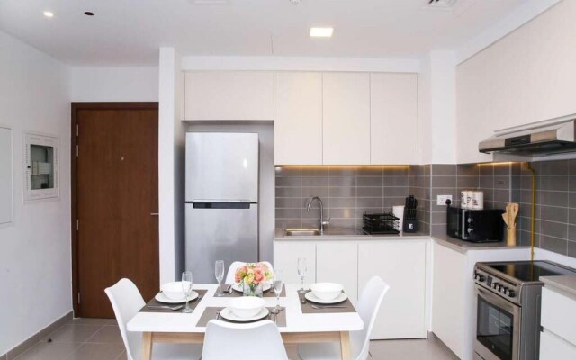 Fancy 2BR Apt Town Square