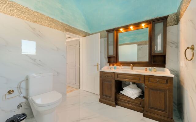 Oia Captain's Villa