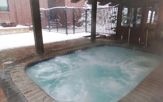 Mammoth Estates - 4 Seasons of Beauty w/ Amenities!