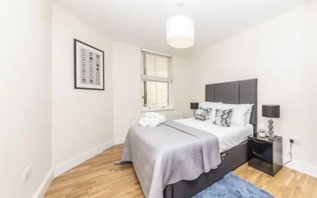 Modern Two Bedroom Apartment in Hammersmith - 207a, London