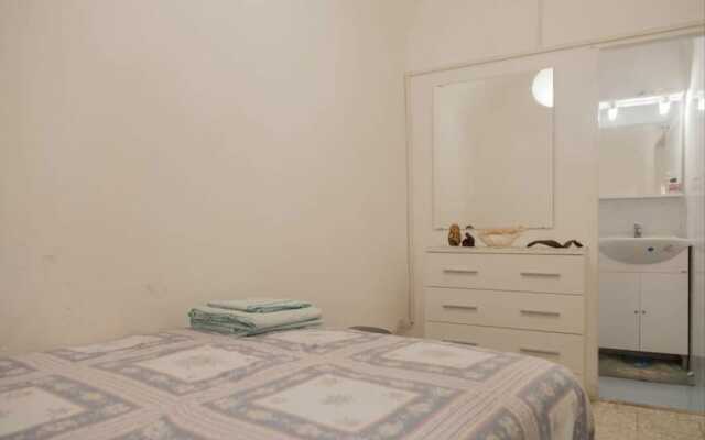 1 Bed Flat - Sleeps 2 - Parking