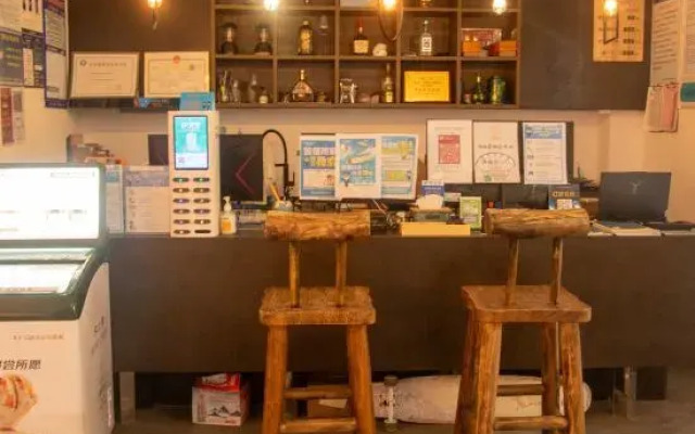 Sanya Yomovo – Bridge House Art Inn