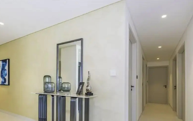 LUX The Marina Vista Beachfront Suite 3