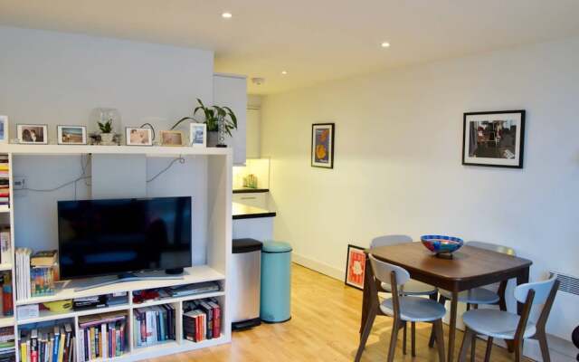 Light And Airy Dalston Living In Convenient Location