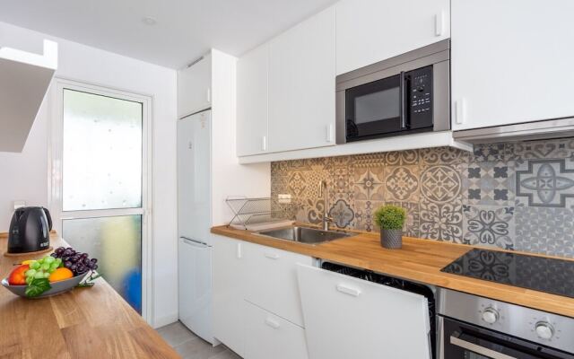 Delightful Apartment on The First Shoreline Ref 141