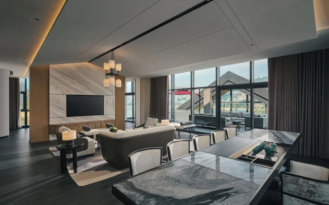 Hualuxe Chongqing Wushan by IHG