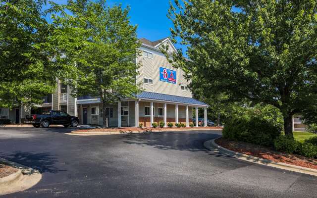 Motel 6 Greensboro, NC - I-40