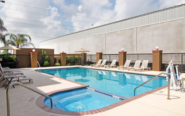 Quality Suites Houston IAH Airport - Beltway 8