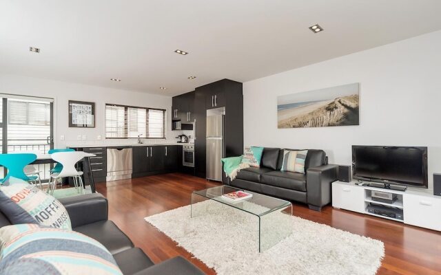 QV Modern 3 Level Sunny Townhouse - 640