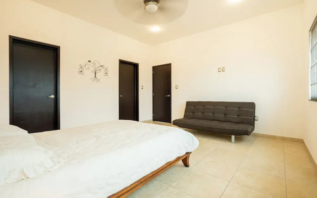 Spacious 5 Bedroom Oasis with Pool & BBQ