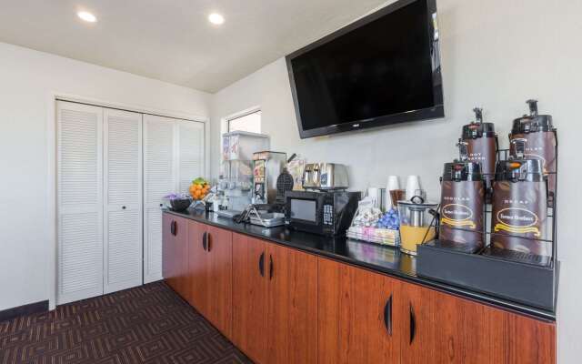 Super 8 by Wyndham Fort Bragg