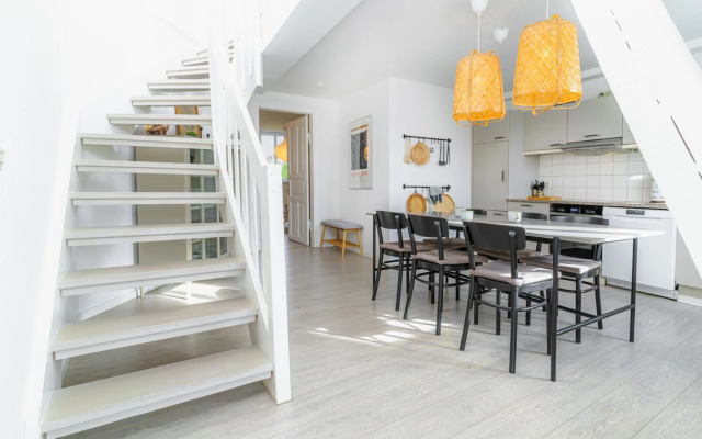 Hafenkoje mit Blick über Hafen und Altstadt