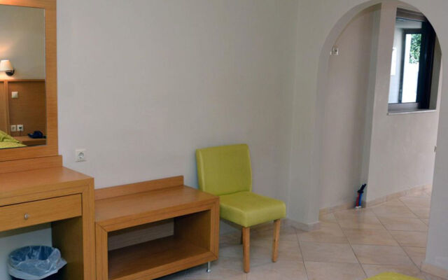 Evia Hotel & Suites