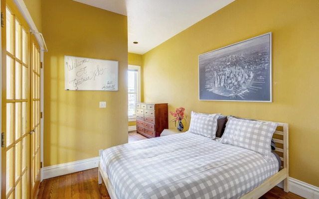 Walk to Tennyson & 32nd Ave! Sleeps 8!