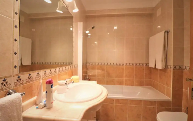 Stylish 2BR Apartment With Pool, Parking & Wifi