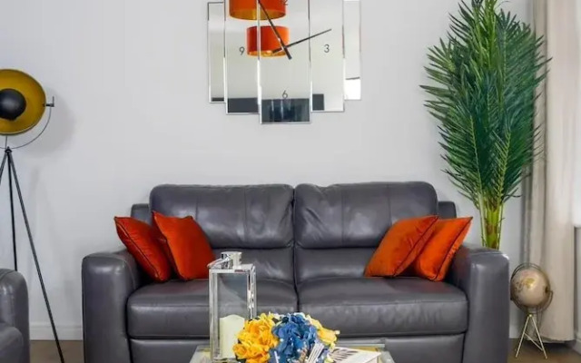 Stylish 4 Bed Apartment- Private Garden & Sleeps 8