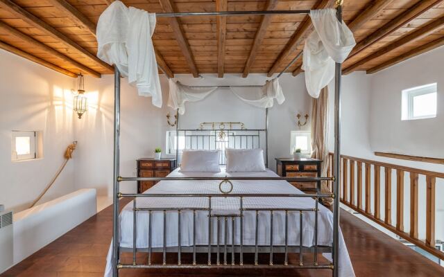 Carmelita Villa with Pool by Stylish Stays