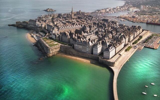 The Archeologist Home-Chateau Le Mur