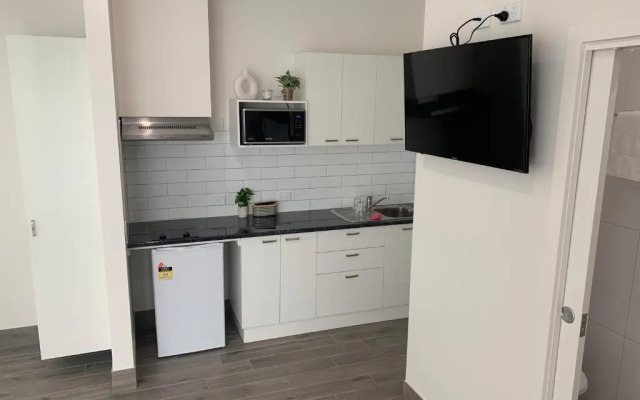 Bendigo King bed Courtyard and Kitchen Motel