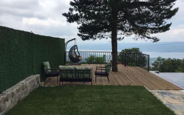 Sapanca mavi yeşil köy evi