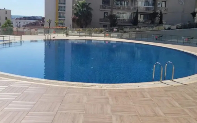 Superb Flat Close to SAW With Shared Pool in Tuzla