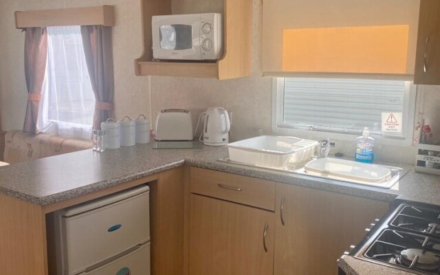Stunning 2-Bed Sleeps 6 Caravan in Felixstow