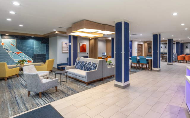 Holiday Inn Express & Suites Hawaiian Gardens