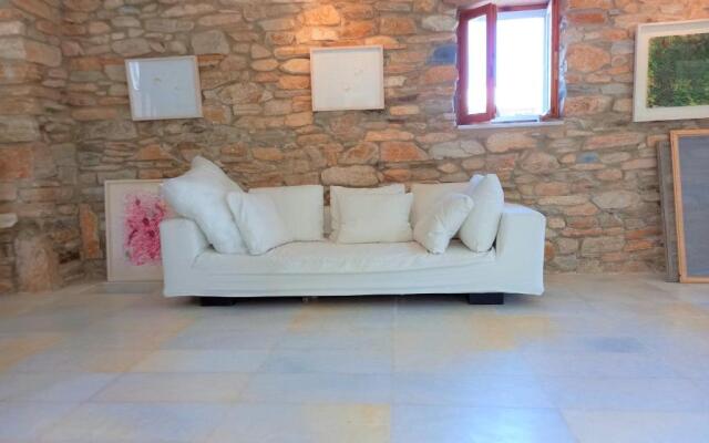 Ios Suite Atellier-Cozy Stone Retreat near the sea