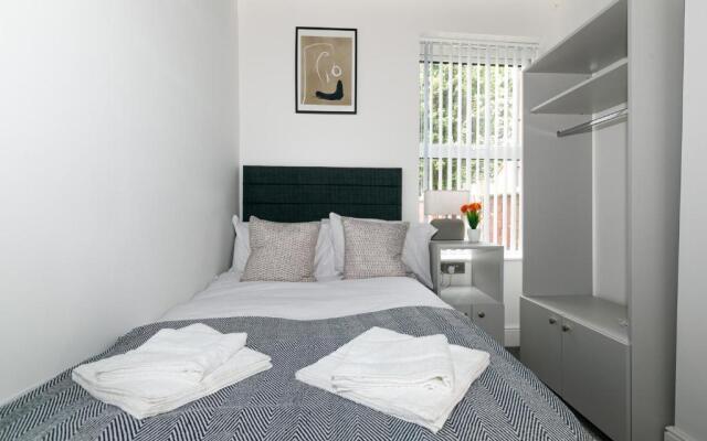 Contractor & Leisure & En-Suite Bathrooms & Free Parking