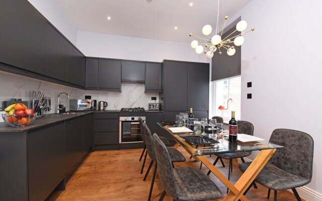Stylish & Spacious Deluxe Apartments near Victoria Station
