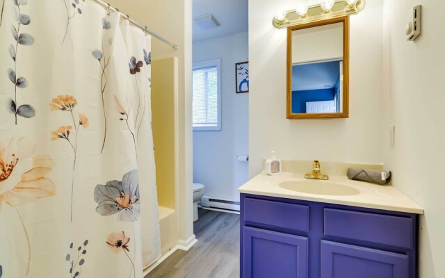 Stunning Tobyhanna Home w/ Lake Access + Kayaks!