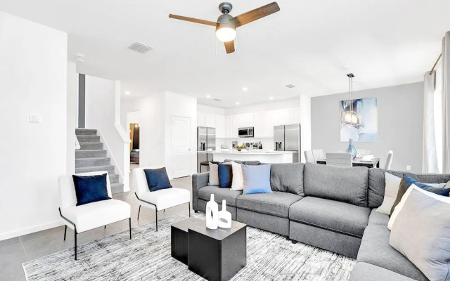 Upstay - 20-guest-all-theme-rooms-pool-spa-theatre