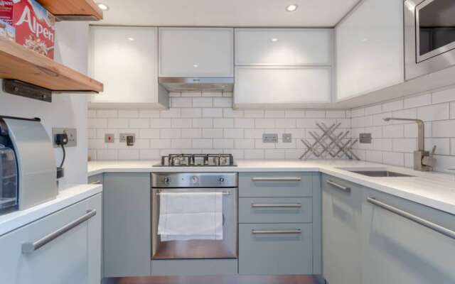 Stylish 2 Bedroom Flat With Large Garden
