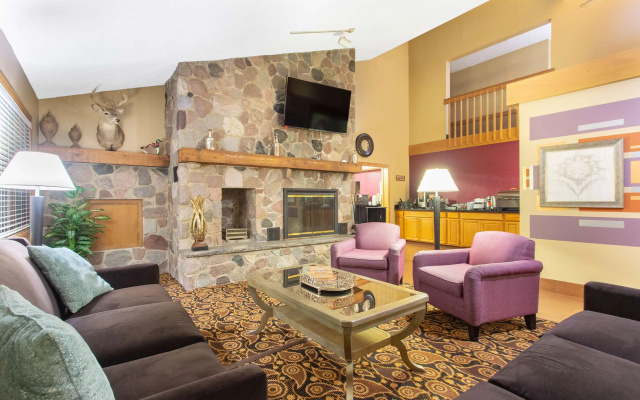 AmericInn by Wyndham Elkhorn Near Lake Geneva