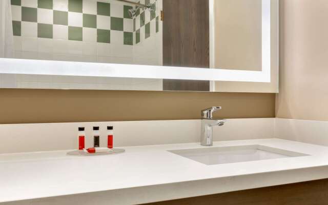 Super 8 by Wyndham Ajax/Toronto On