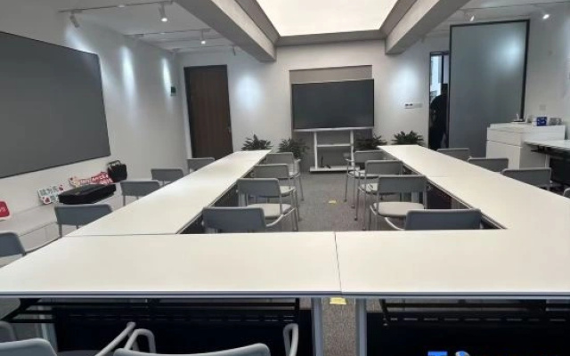 World Smart Hotel (Shanghai University of Finance and Economics Dabaishu Subway Station)