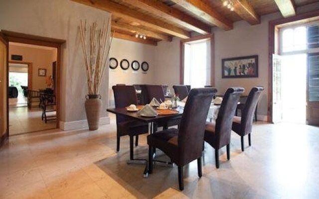 Under Oaks Guesthouse