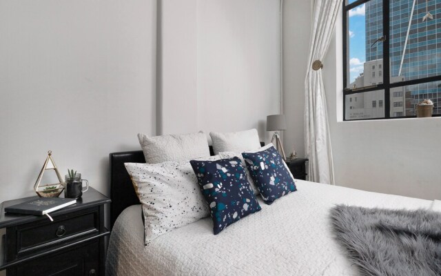 Beautiful Modern Central City Apartment