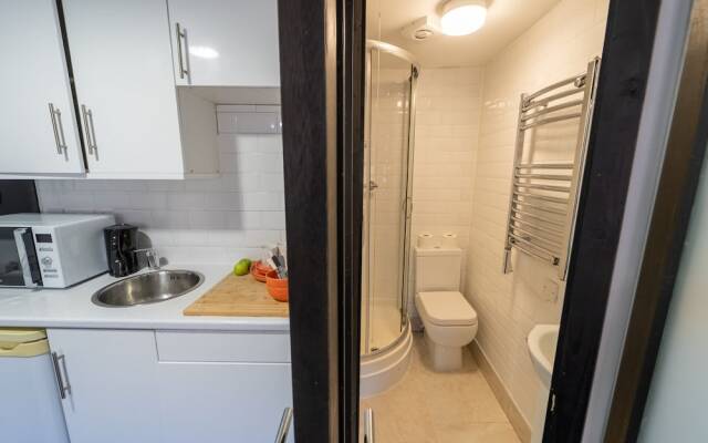 39 North Road Studios Near QE and UOB