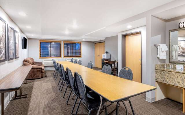 AmericInn by Wyndham Dickinson