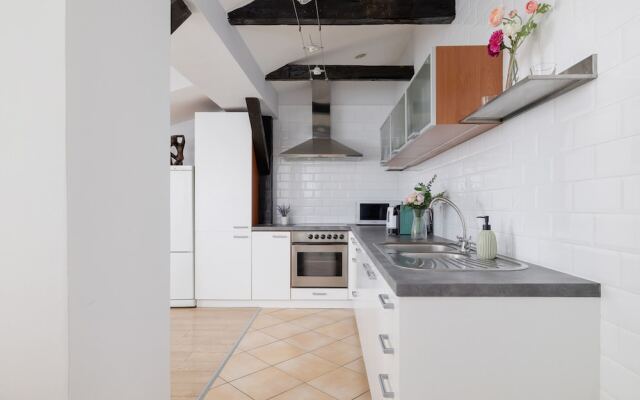 Apartment With 2 Desks by Renters