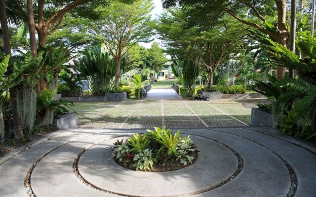 4 BR Private Villa in V49 Pattaya w/ Village Pool